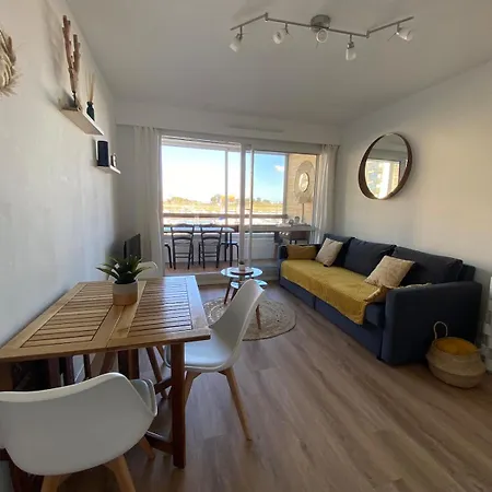 Vue Sur Le Port, Juno Beach, Plage A Pied * Courseulles-sur-Mer