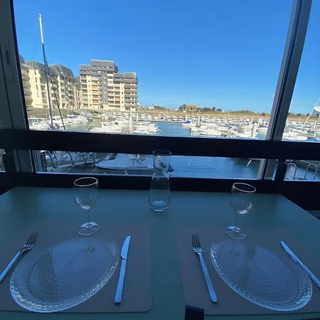 Apartment Vue Sur Le Port, Juno Beach, Plage A Pied *