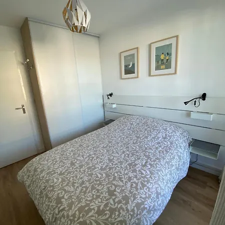 Apartment Vue Sur Le Port, Juno Beach, Plage A Pied
