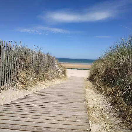 Apartment Vue Sur Le Port, Juno Beach, Plage A Pied